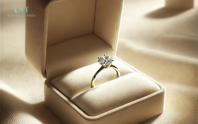 Chiếc nhẫn được bảo quản cẩn thận trong hộp đựng trang sức