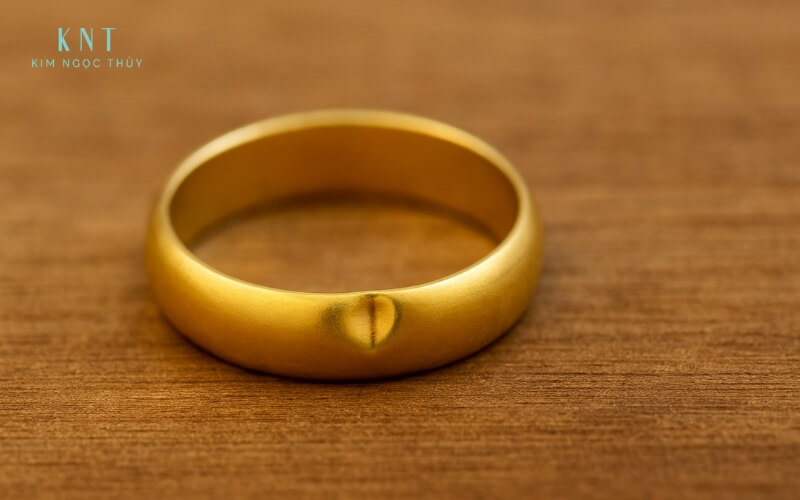 Nhẫn trơn vàng 999 bị móp nhẹ vì tính mềm, dễ biến dạng