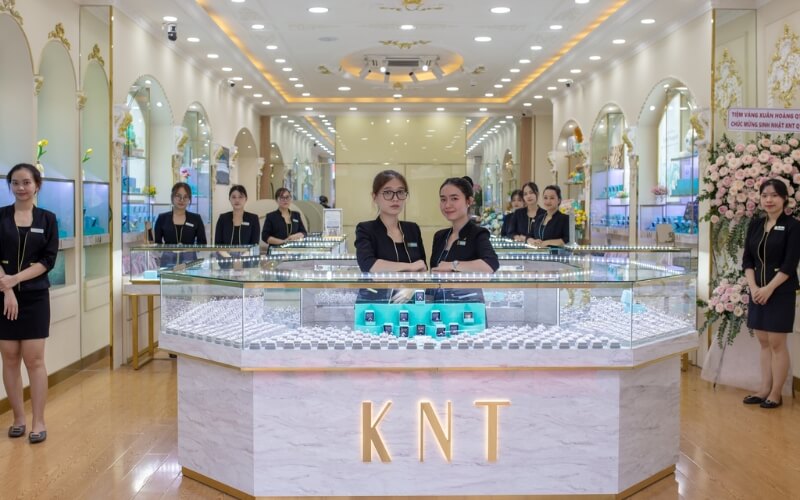 Chuyên viên tư vấn của Kim Ngọc Thủy nhiệt tình hỗ trợ khách hàng tại showroom sang trọng