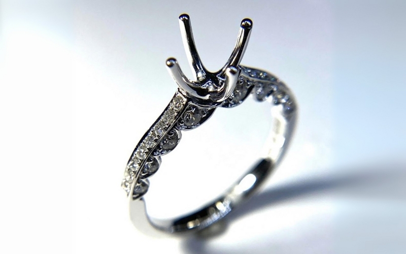Vỏ nhẫn kim cương tinh xảo với đai nhẫn, chấu giữ và đá phụ