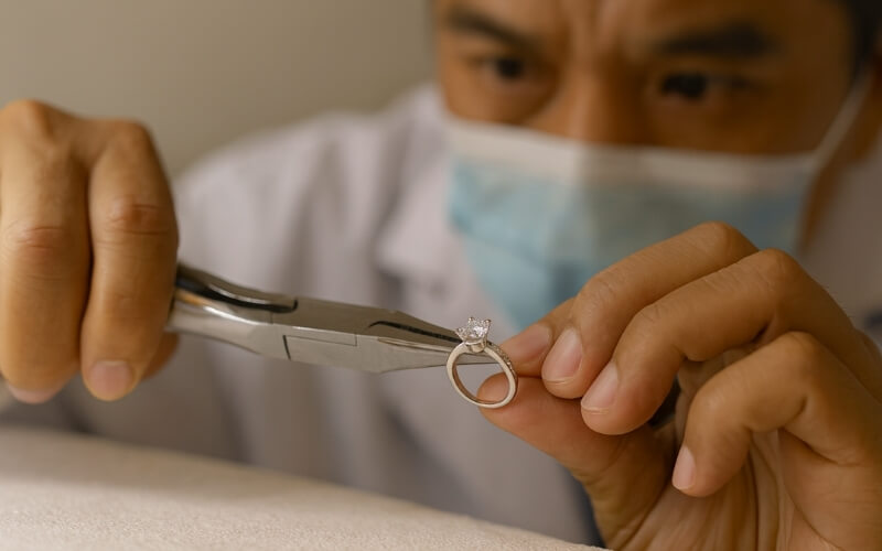 Thợ kim hoàn Kim Ngọc Thủy chỉnh sửa size nhẫn, thể hiện sự chuyên nghiệp và tận tâm