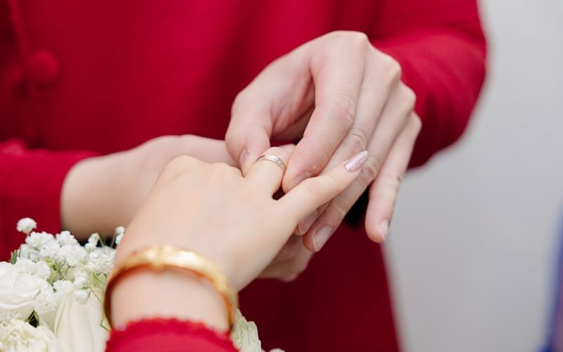 Việc đổi nhẫn cưới khi chưa làm lễ hoàn toàn không sao cả