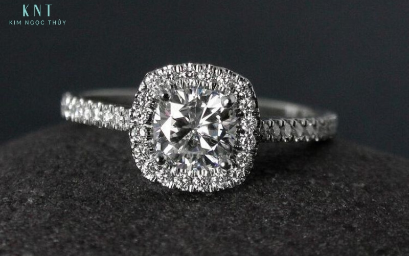 Nhẫn Halo nổi bật với vòng kim cương tấm bao quanh
