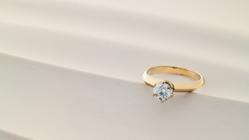 Nhẫn cầu hôn vàng vàng