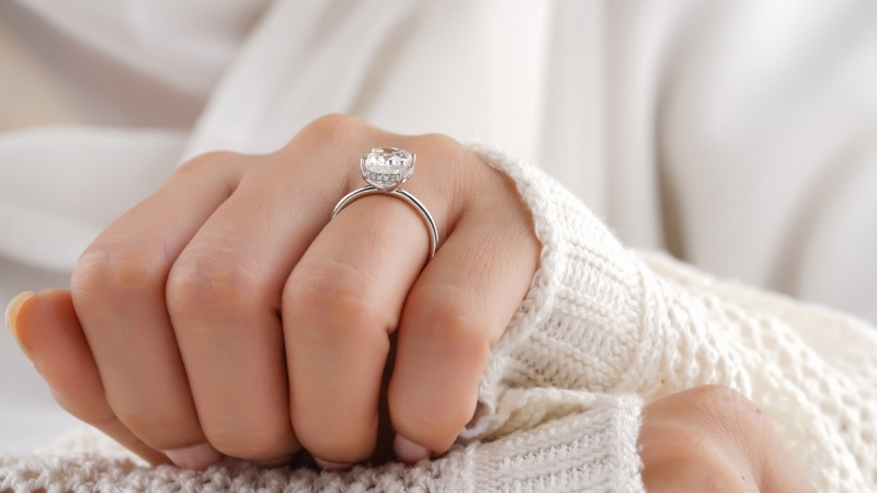 Nhẫn cầu hôn vàng trắng là chân ái cho những cô nàng thích phong cách hiện đại