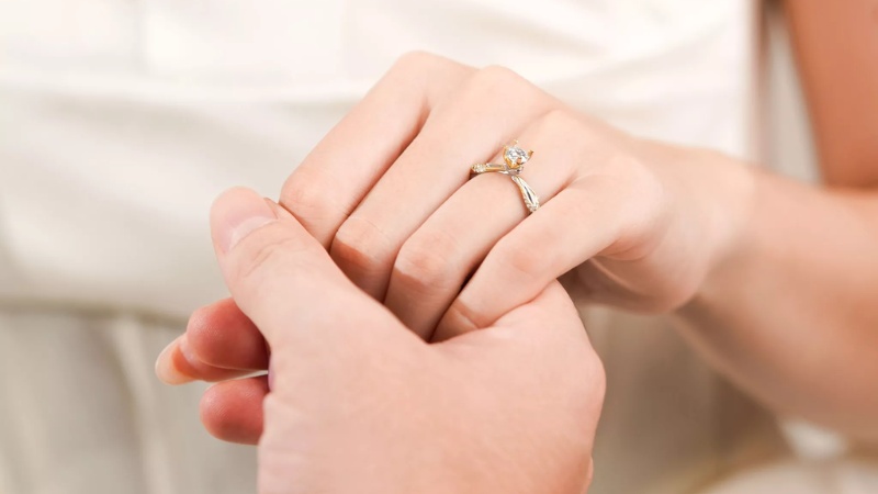 Đeo nhẫn cầu hôn ở ngón áp út tay trái