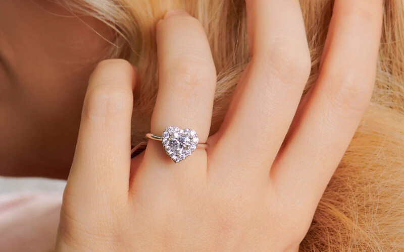 Nhẫn cầu hôn hình trái tim đặc biệt bởi sự lãng mạn, ngọt ngào