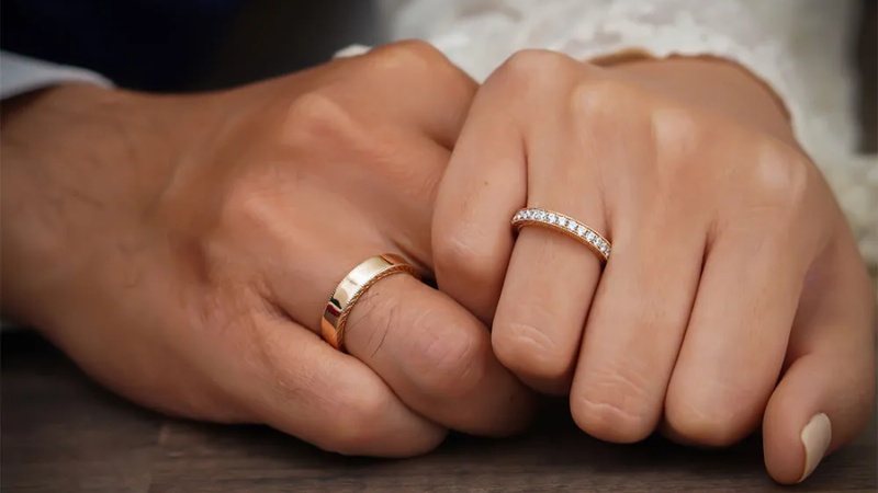 Cặp nhẫn cưới vàng 18K thiết kế hiện đại và tinh tế