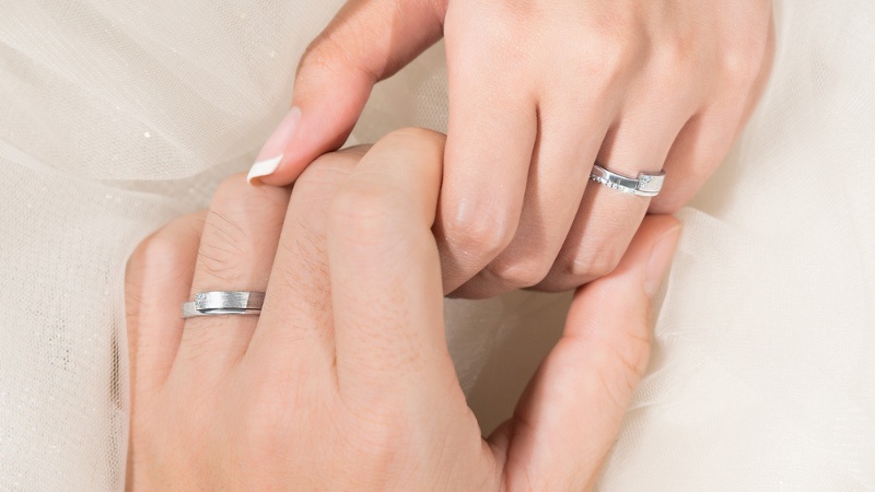 Đeo thử nhẫn cưới trên tay để kiểm tra cảm giác đeo