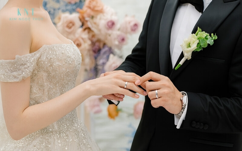 Cặp nhẫn cưới vàng trắng đang tỏa sáng trong đám cưới hiện đại