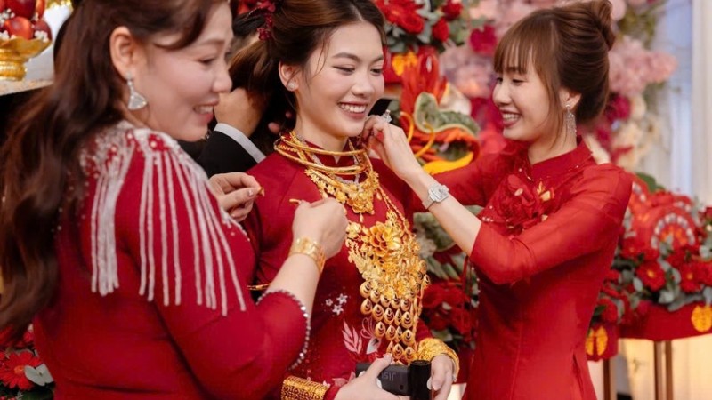 Mẹ chồng và họ hàng trao vàng cưới cho cô dâu