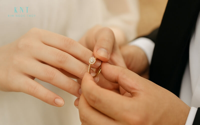 Cặp đôi đang trao cho nhau nhẫn cưới vàng 17K