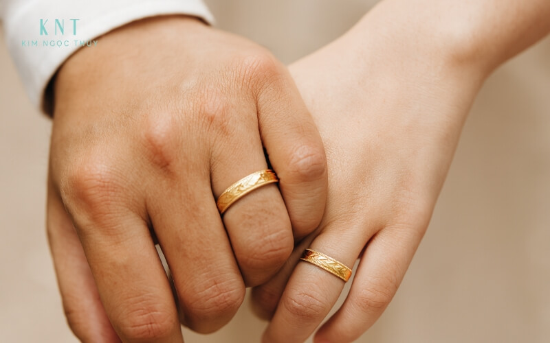 Cặp đôi đeo nhẫn cưới vàng 23K 