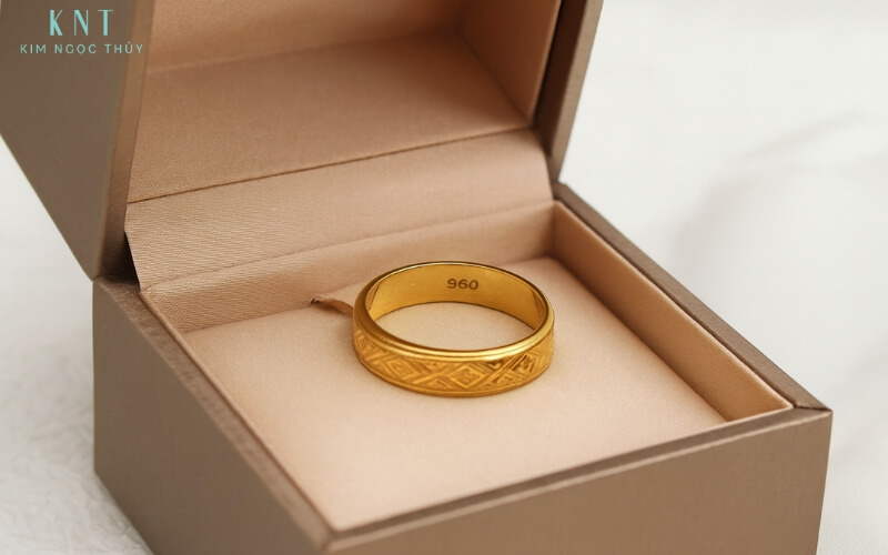 Trang sức vàng 96 được đặt trong hộp đựng trang sức sang trọng