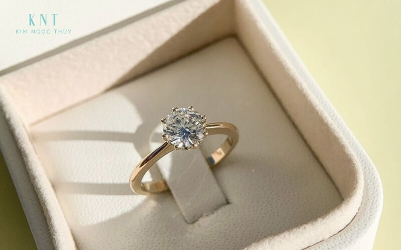 Chiếc nhẫn cầu hôn với viên đá chủ trung tâm lấp lánh