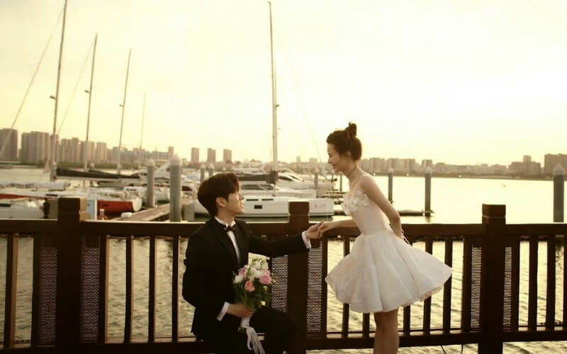 Chàng trai quỳ gối trao nhẫn đúng chuẩn