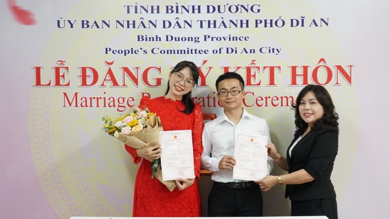 Cặp đôi nhận Giấy chứng nhận kết hôn 