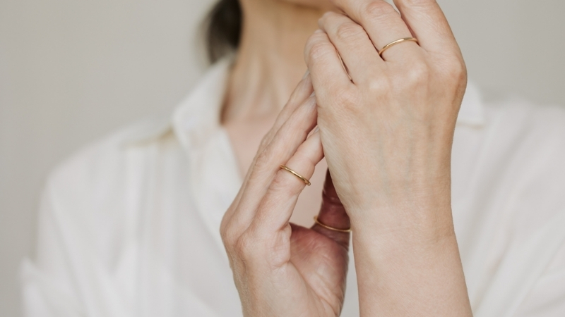 Trong quan niệm hôn nhân, nhẫn ngón út tay trái biểu tượng cho sự tự do và trạng thái độc thân