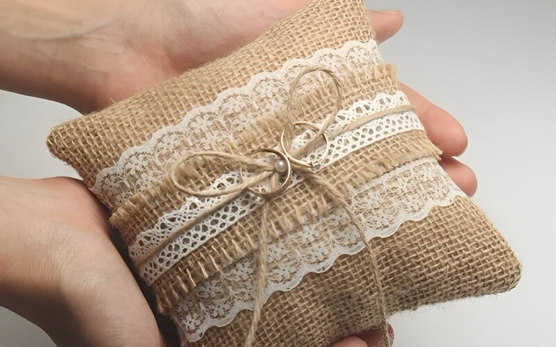 Gối nhẫn phong cách mộc mạc