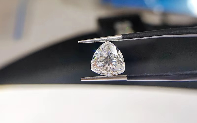 Giác cắt Trilliant là một kiểu cắt kim cương có hình tam giác mềm mại