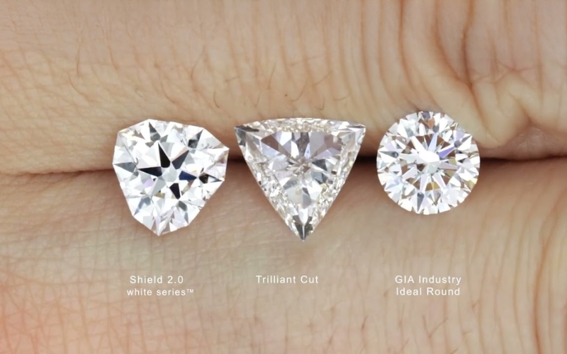 Cùng trọng lượng 1 carat nhưng kim cương Trilliant trông lớn hơn so với viên Round