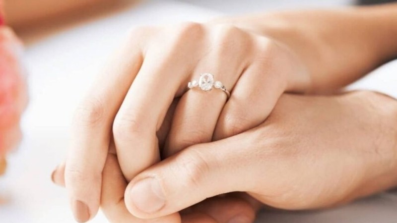 Bàn tay thon dài đeo nhẫn đai thanh mảnh