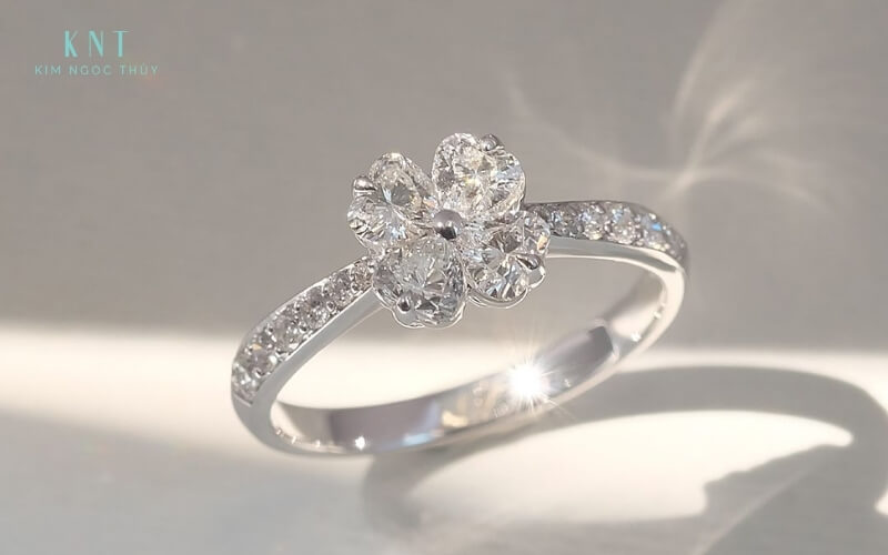 Nhẫn bạch kim lấp lánh