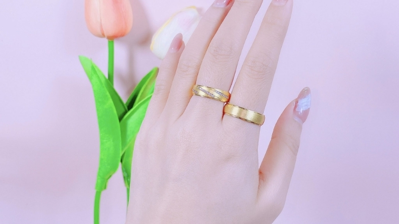 Nhẫn cưới bản to là kiểu nhẫn có phần đai rộng hơn so với các mẫu nhẫn cưới truyền thống