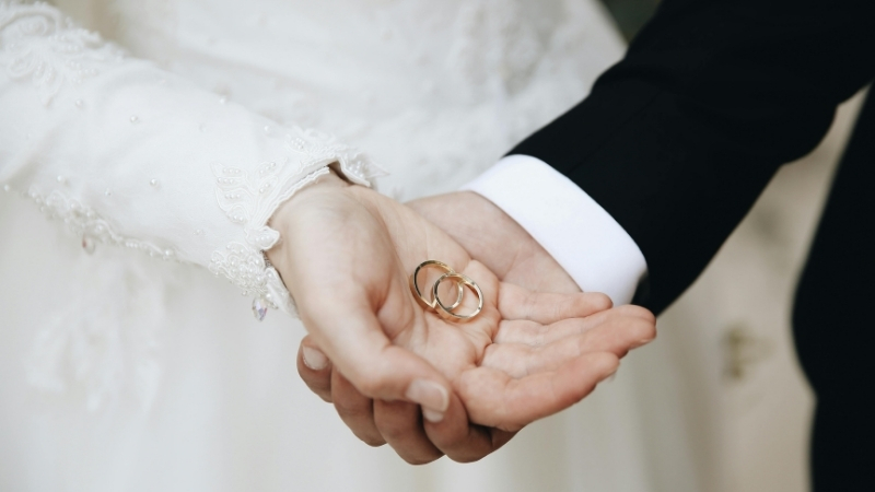 Bạn có thể tìm kiếm sự đồng điệu về chất liệu ở cặp nhẫn cưới của cả hai