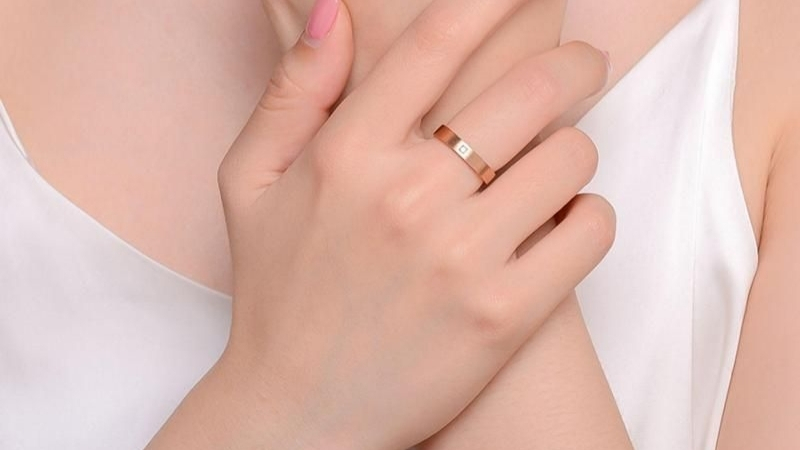 Bạn nên chọn đúng chất liệu và màu sắc vàng để giúp tôn vinh tông da