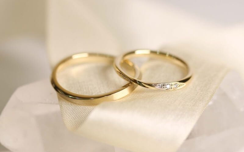 Nhẫn trơn cho chú rể và đính đả nhỏ cho cô dâu