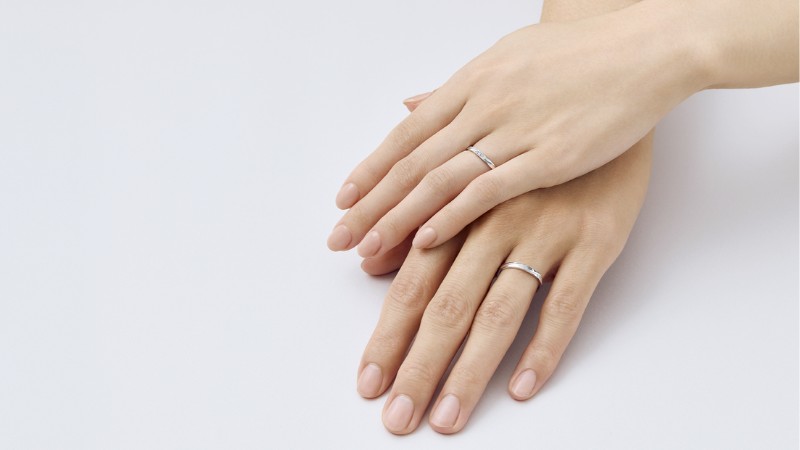 Bàn tay thon dài giúp bạn dễ dàng lựa chọn nhiều kiểu dáng nhẫn