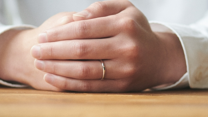 Đối với tay thon thì bạn nên chọn những chiếc nhẫn có bản vừa 