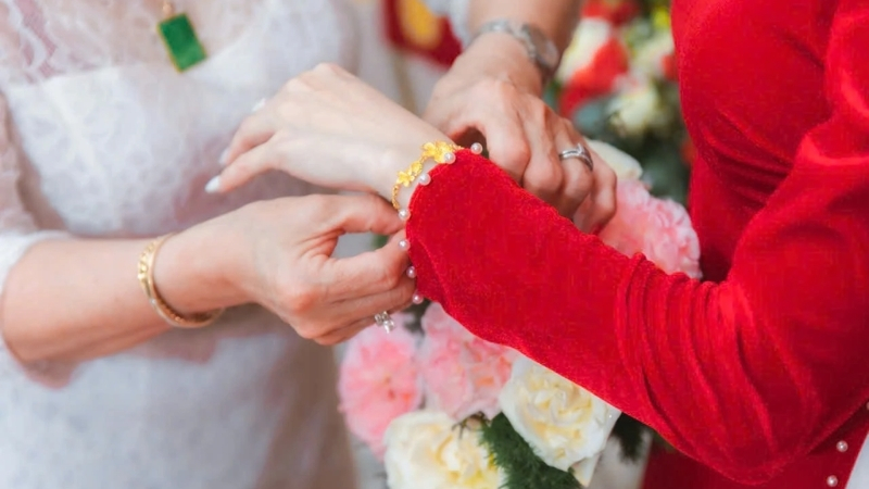Ba mẹ thường sẽ là người tặng vàng trong đám cưới truyền thống Việt Nam