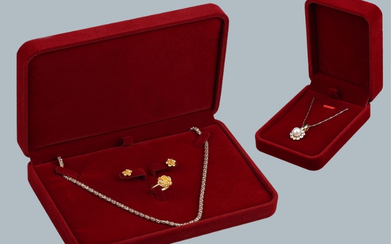 Bảo quản trang sức trong hộp lót vải mềm khi không sử dụng