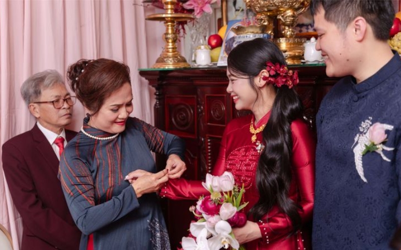 Mẹ đeo cho con gái một bộ trang sức cưới vàng 18K trong ngày vu quy