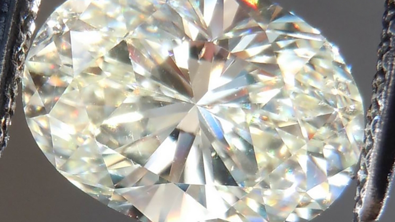 Nhóm K - M có thể dễ nhận biết bằng mắt thường khi lật úp viên đá hoặc đặt cạnh kim cương nước cao hơn