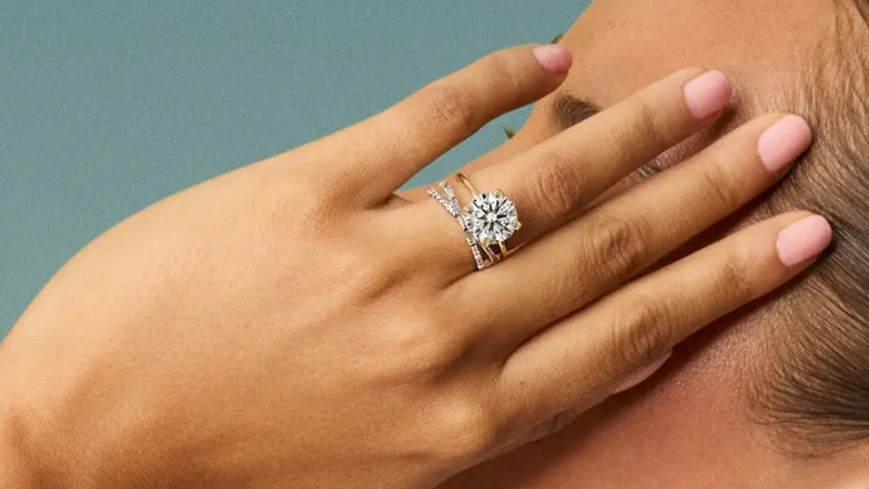 Khi đánh giá một viên kim cương, bạn cần dựa trên tiêu chuẩn 4C