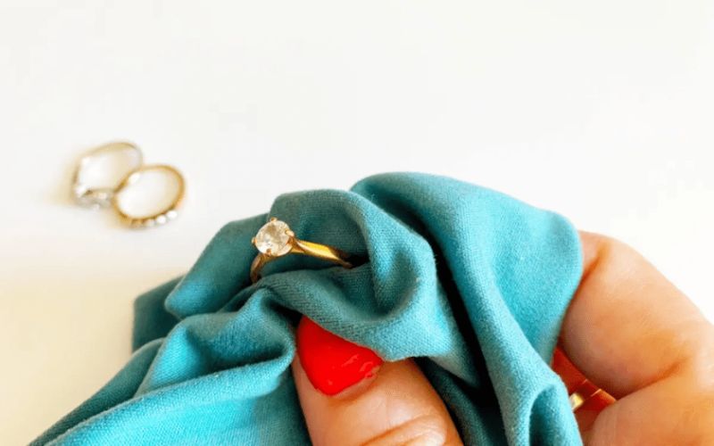 Bảo quản vàng 16k giúp giữ gìn vẻ sáng bóng, độ bền và giá trị thẩm m