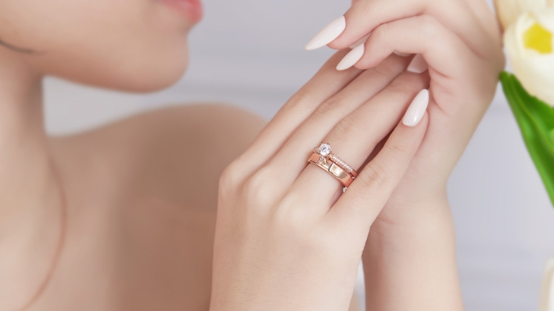 Ngón áp út là ngón tay thường gắn với nhẫn cưới và nhẫn đính hôn