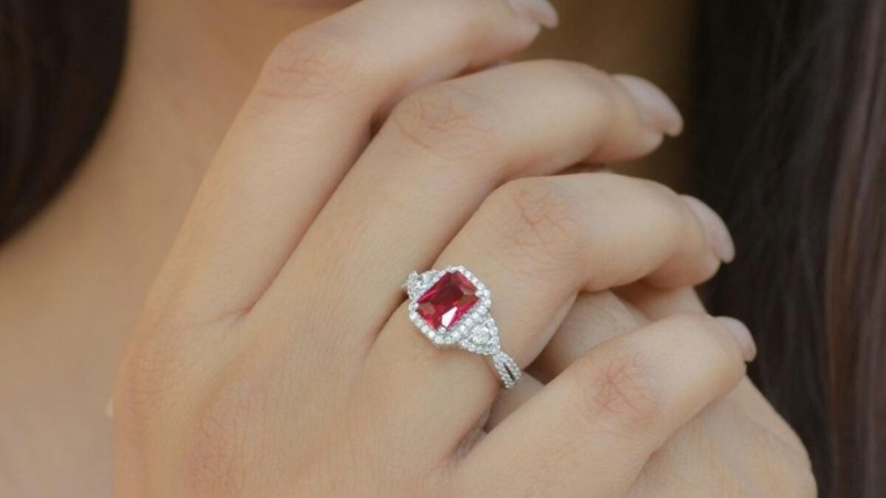 Việc đeo nhẫn ở ngón áp út có thể gây hiểu nhầm về tình trạng hôn nhân