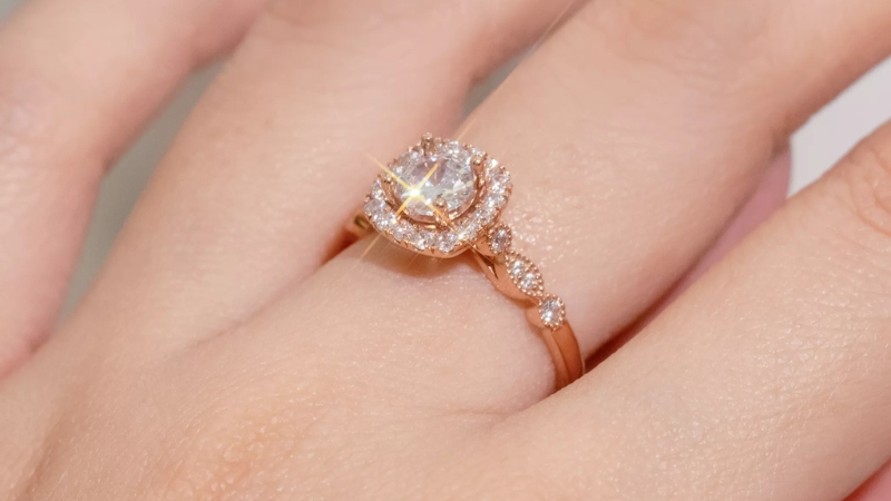 Đeo nhẫn ở ngón giữa giúp tạo sự cân bằng cho bàn tay