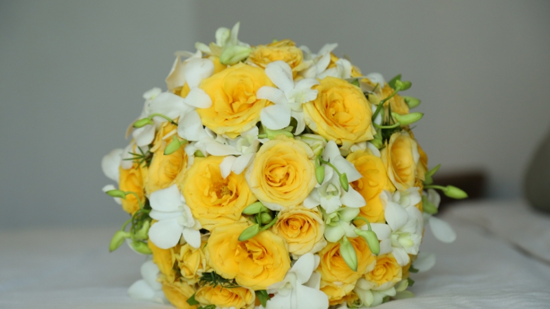 Bó hoa cưới dạng tròn là kiểu được sắp xếp khéo léo, các bông hoa xếp chặt thành hình mái vòm