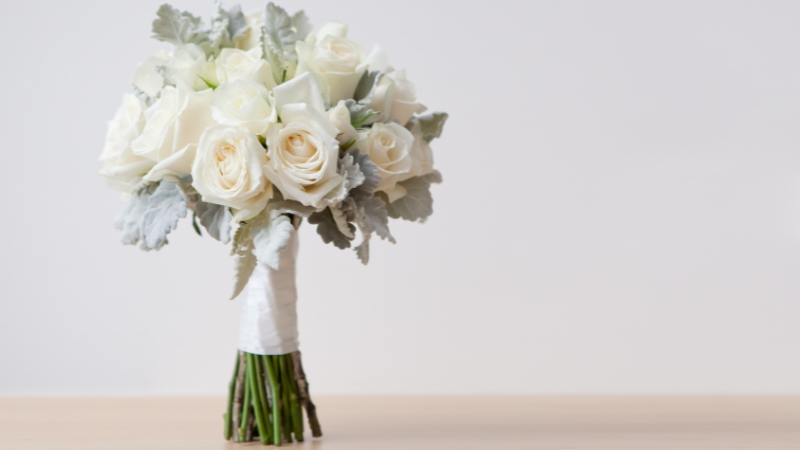 Bó hoa cưới dáng dài là dạng cầm dọc gồm những bông hoa thân dài