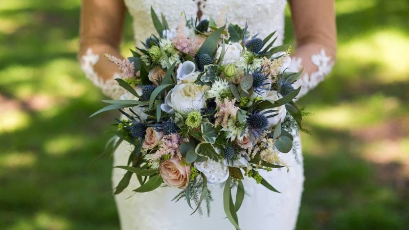 Bó hoa cưới kiểu lơi không tuân theo cấu trúc bó chặt truyền thống mà được sắp xếp tự nhiên