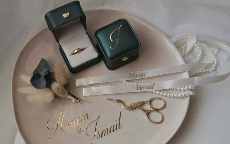 Hộp nhẫn được chụp cùng phụ kiện tăng thêm tính thẩm mỹ