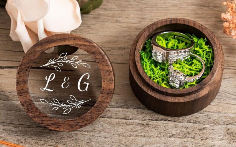 Hộp nhẫn cưới hình tròn thể hiện sự trọn vẹn và lâu dài của mối quan hệ