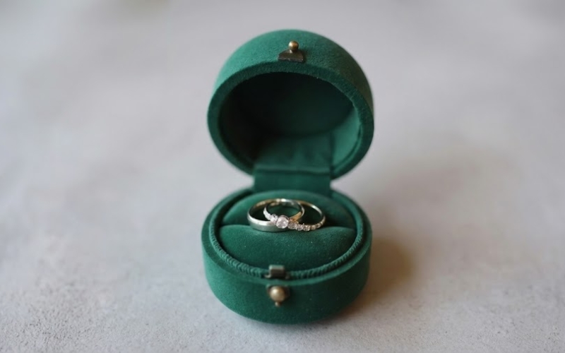 Hộp nhẫn cưới với tông màu xanh rêu đậm tạo cảm giác trang trọng