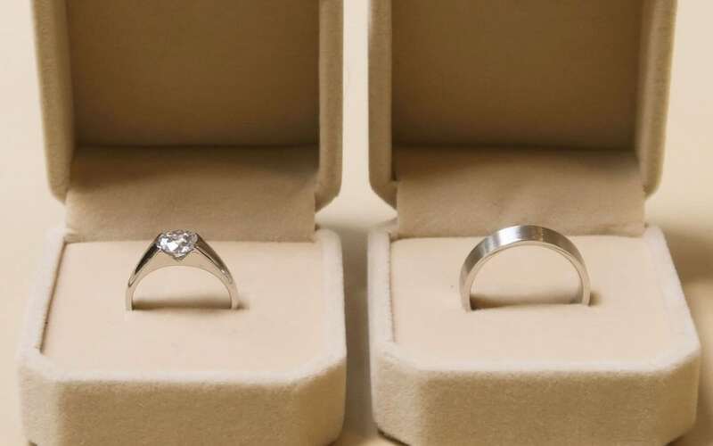 Đối với nhẫn cưới vàng trắng thì bạn nên chọn hộp có lớp lót màu trắng kem