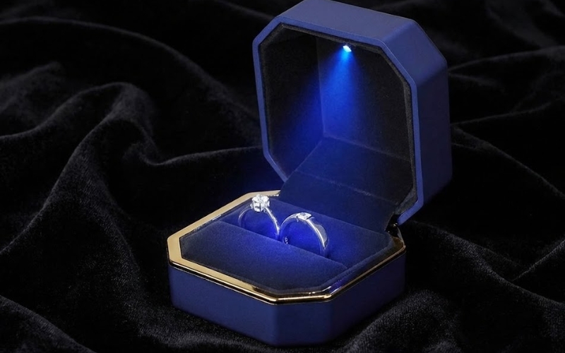 Hộp nhẫn với thiết kế có đèn LED giúp tăng sự lấp lánh của nhẫn